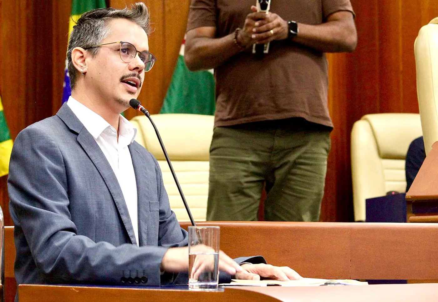 Fabrício Rosa fala na tribuna da Câmara Municipal de Goiânia