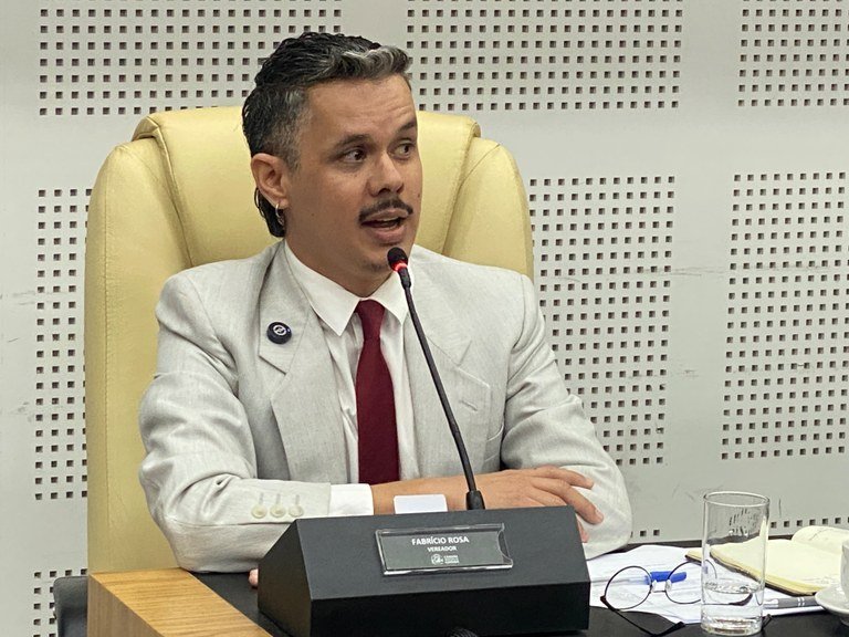 Fabrício fala ao microfone em reunião na Câmara Municipal.