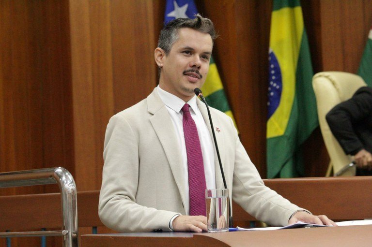 Fabrício fala ao microfone na tribuna da Câmara Municipal de Goiânia.