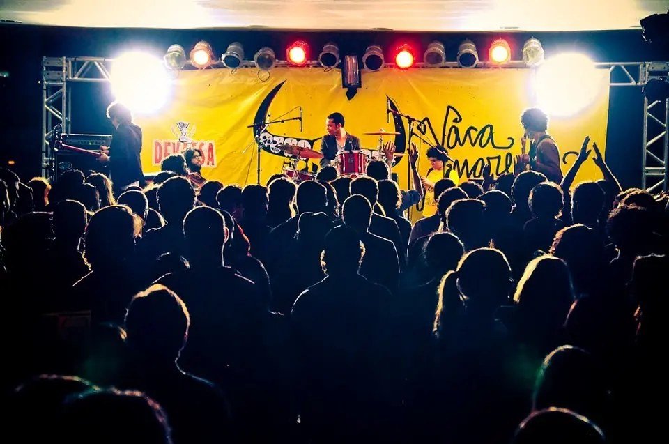 Público acompanha apresentação em palco do Festival Vaca Amarela.