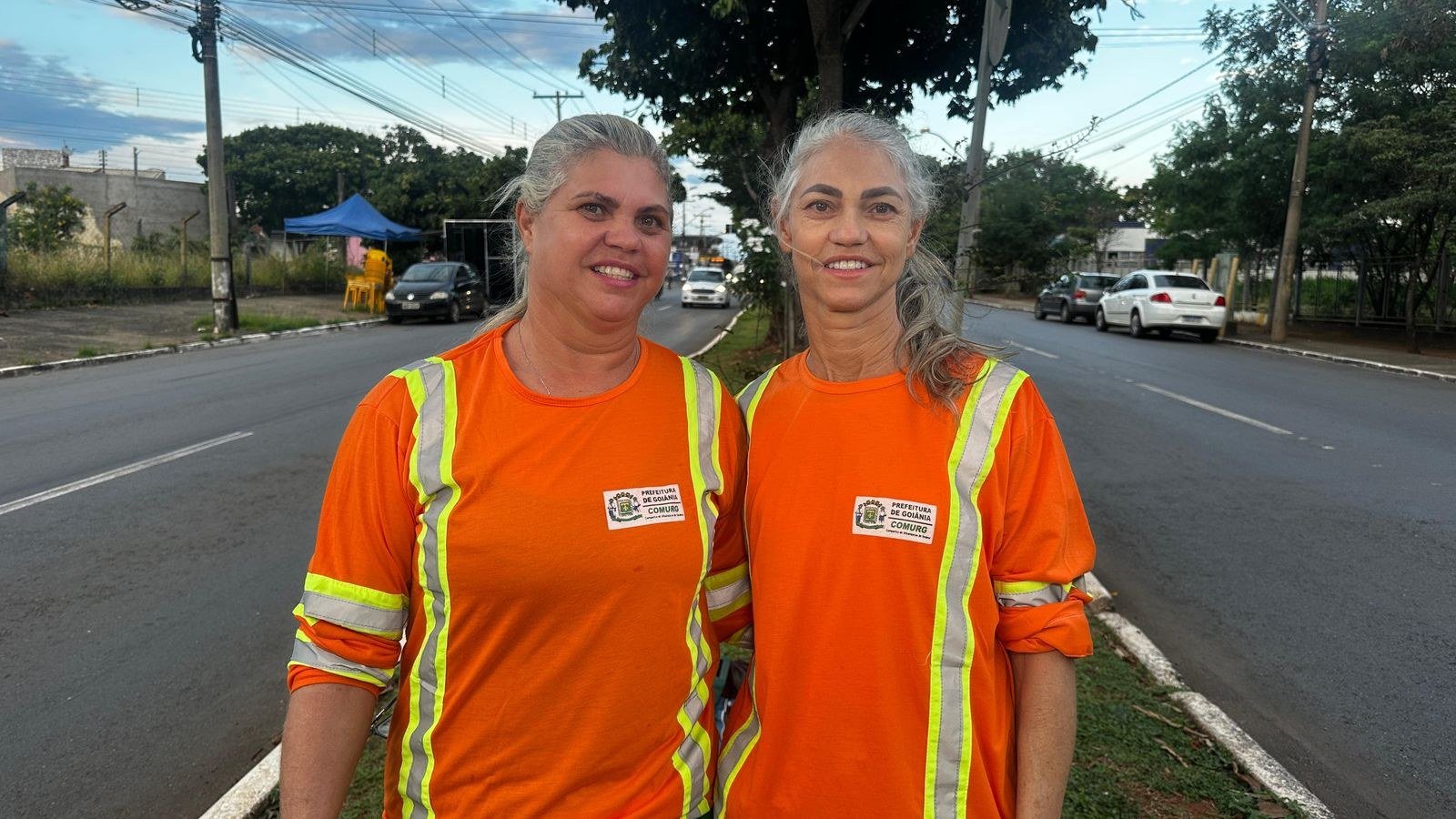 Trabalhadoras da limpeza urbana de Goiânia com vassouras e uniformes da Comurg.