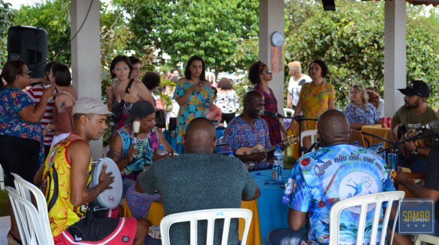 Público e músicos se encontram em espaço aberto durante atividade de samba do Fará Imorá.