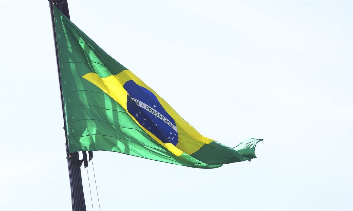 Bandeira do Brasil em um mastro.